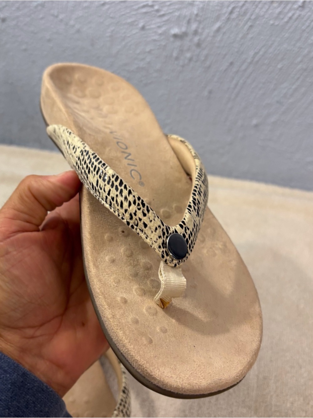 Vionic Snake-Print Thong Sandal in Beige Suede SZ 7.5 Women’s Arch Support